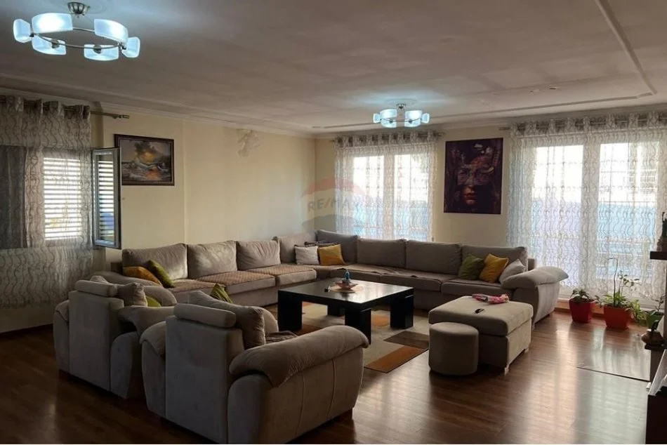 Tirane, shitet apartament 4+1 , 210 m² 320.000 € (Dupleks ne shitje ne Laprake, Blloku Gintash)