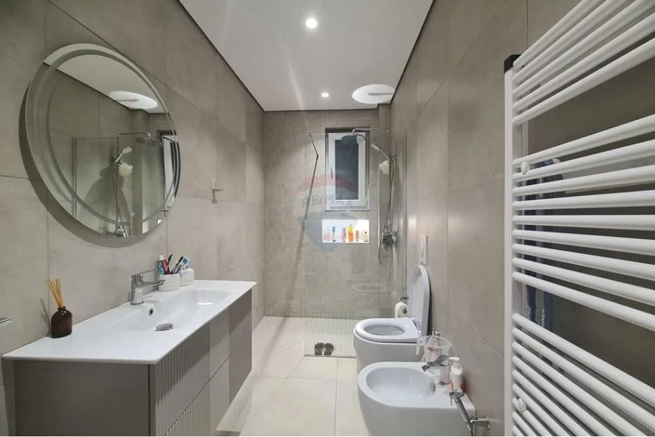 Tirane, jepet me qera apartament 2+1+Ballkon Kati 2, 92 m² 900 € (Rruga e Durresit)