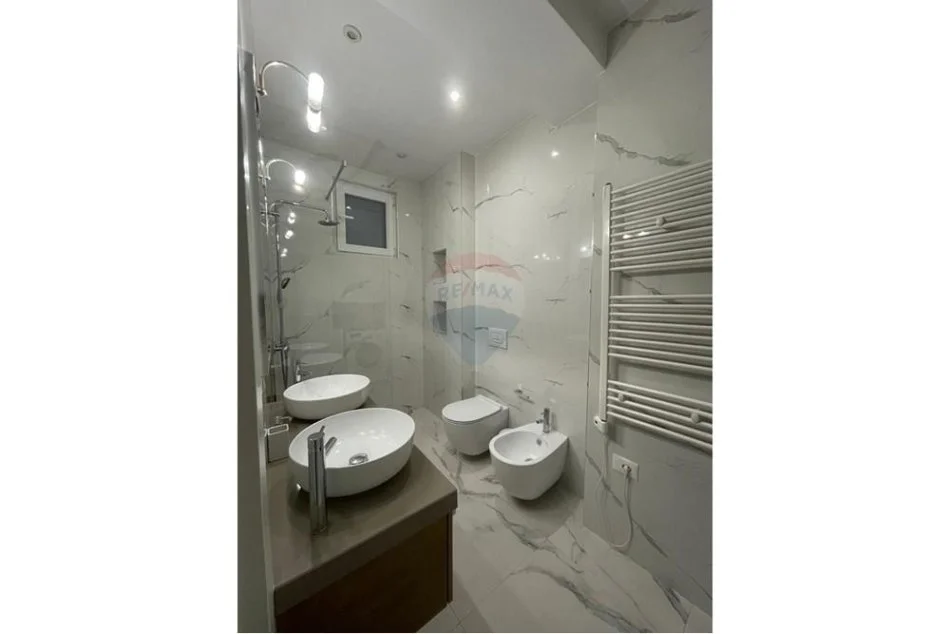 Tirane, jepet me qera apartament 2+1+Ballkon Kati 2, 83 m² 700 € (Rruga Bardhyl)