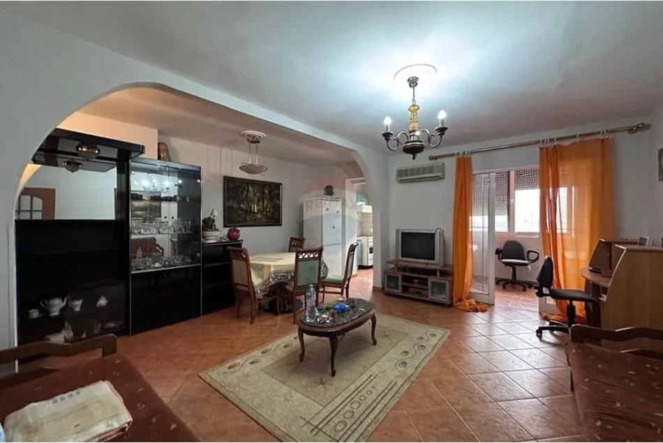 Tirane, jepet me qera apartament duplex 1+1 Kati 4, 75 m² 450 € (Apartament 1+1 per qira te Pazari i Ri)