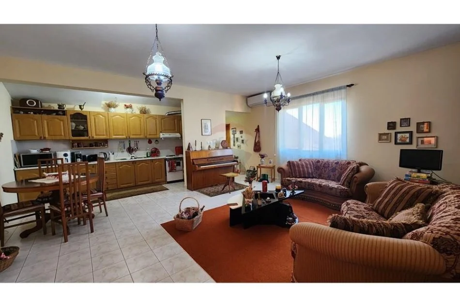 Tirane, shitet apartament 3+1 , 140 m² 155.000 € (Porcelan - Sheshi Shtrauz)