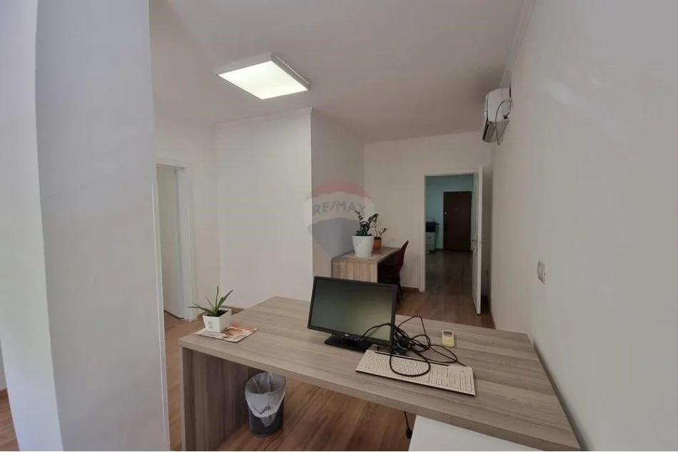 Tirane, jepet me qera zyre Kati 1, 70 m² 550 € (ZYRE PER QIRA TE KOMUNA E PARISIT!)