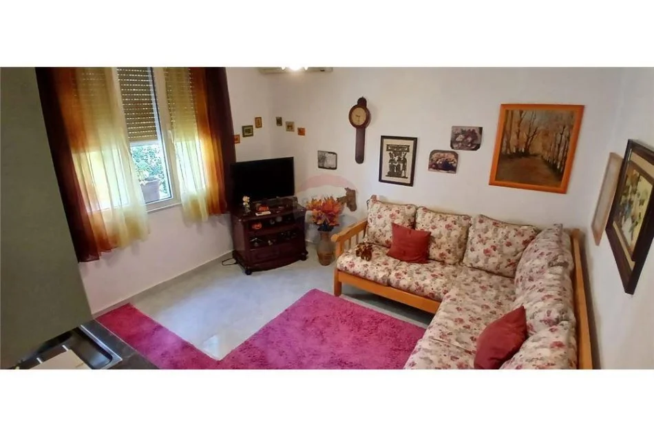 Tirane, jepet me qera apartament 2+1 Kati 3, 60 m² 600 € (Tregu Çam - Qendër,)