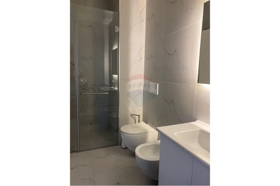 Tirane, jepet me qera apartament 1+1+Ballkon Kati 5, 60 m² 550 € (Kompleksi Kontakt)