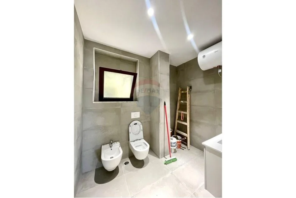 Tirane, jepet me qera zyre Kati 8, 155 m² 2.000 € (Torre Drini Qender)