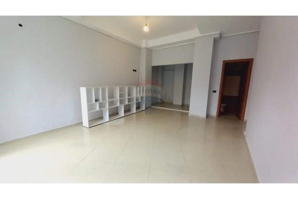 Tirane, jepet me qera dyqan Kati 0, 48 m² 700 € (Dyqan Me Qira)