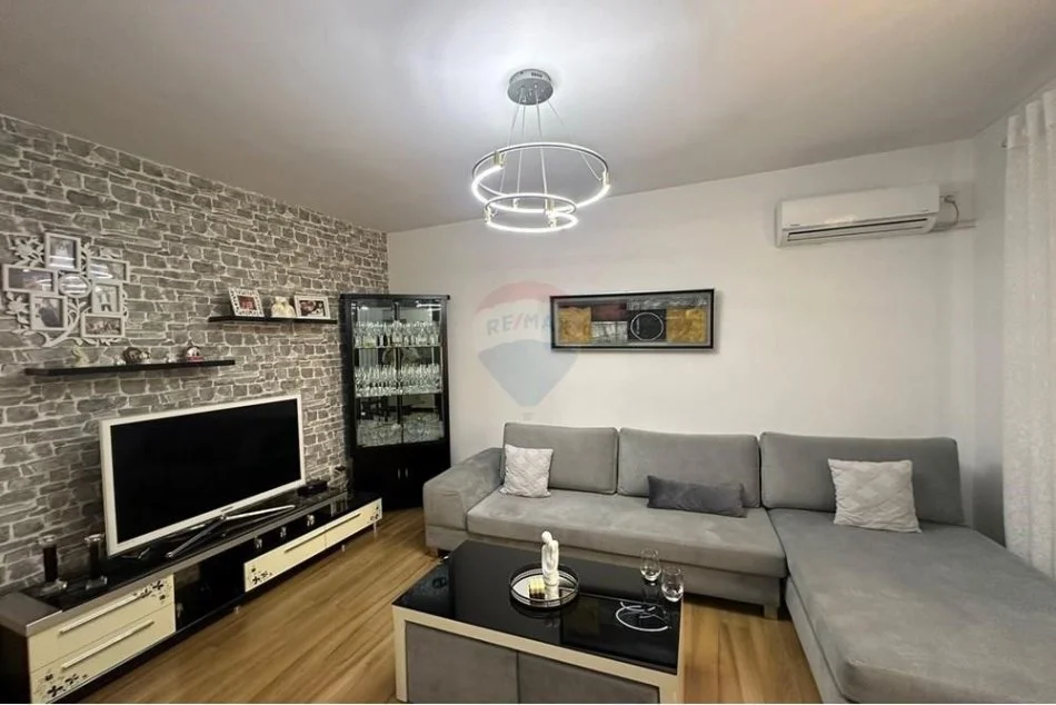 Tirane, jepet me qera apartament 3+1 Kati 4, 90 m² 950 € (Apartament 3+1 me qira në zemër të Tiranës!)