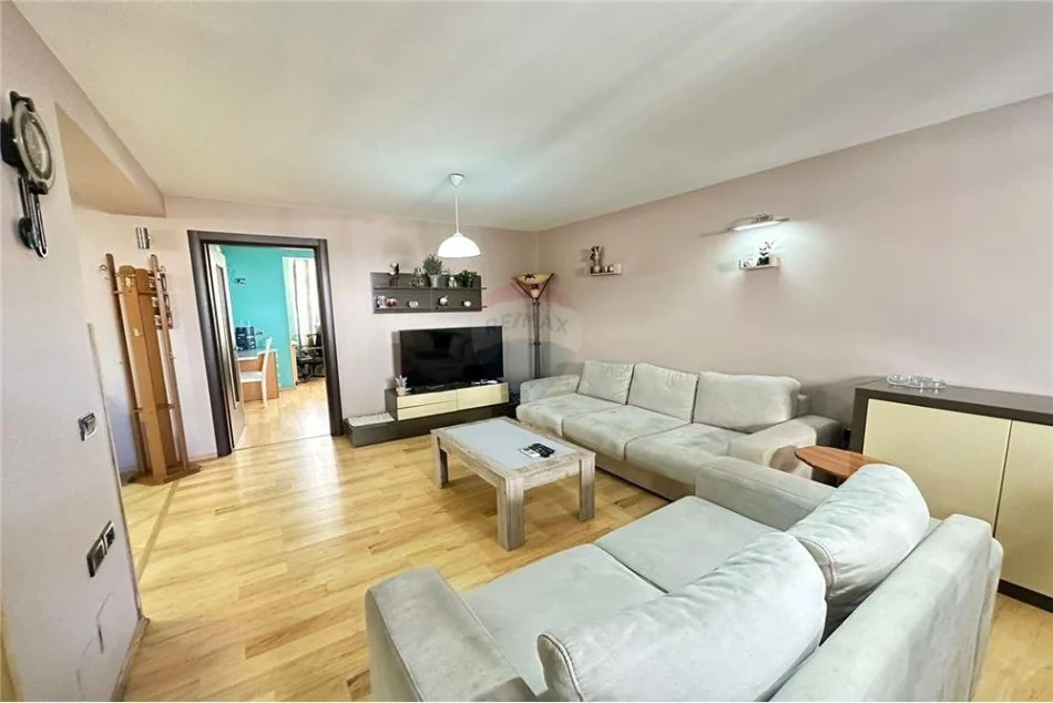 Tirane, jepet me qera apartament 2+1+Ballkon Kati 4, 95 m² 700 € (Libri UNIVERESITAR)