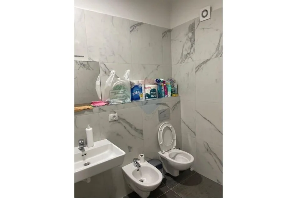 Tirane, jepet me qera 2+1+Ballkon Kati 2, 162 m² 1.500 € (Rruga e Kosovareve)