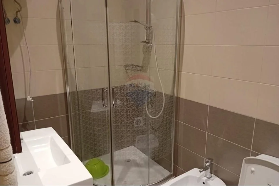 Tirane, jepet me qera 1+1+Ballkon Kati 4, 65 m² 600 € (Rruga e Kavajes)