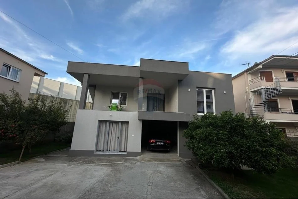 Tirane, jepet me qera Vile 2 Katshe , 310 m² 16.000 € (Sauk - Tiranë)