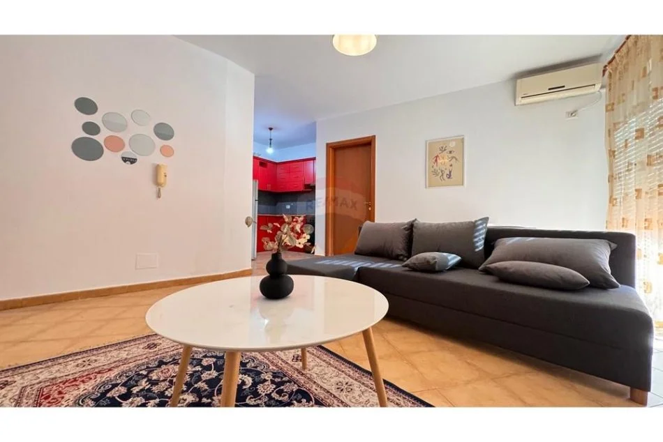 Tirane, jepet me qera apartament 1+1 , 70 m² 600 € (Apartament 1+1 per qira prane Air Albania Stadium)