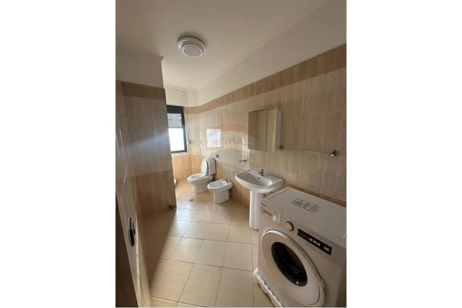 Tirane, jepet me qera apartament 2+1+Ballkon Kati 4, 80 m² 550 € (Gjimnazi Aleks Buda Laprake)