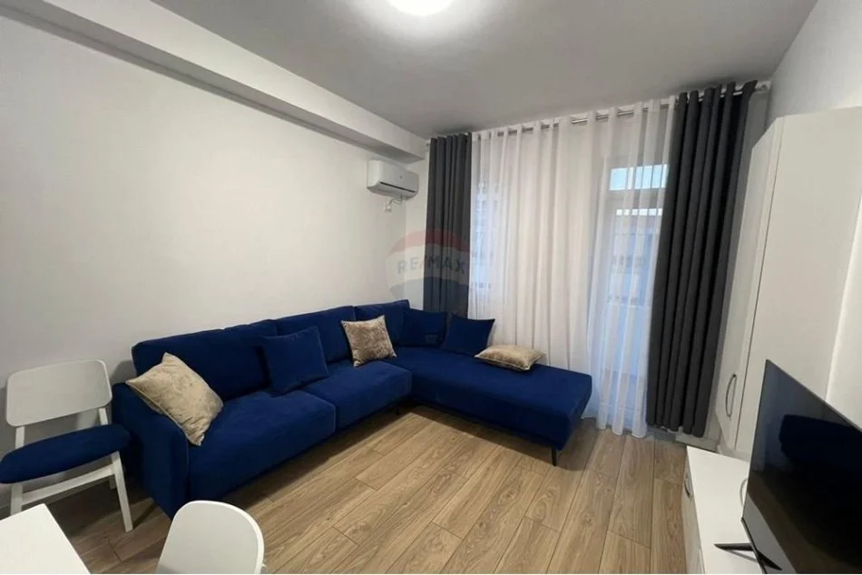 Tirane, jepet me qera apartament 1+1 , 55 m² 650 € (Komuna e Parisit,)
