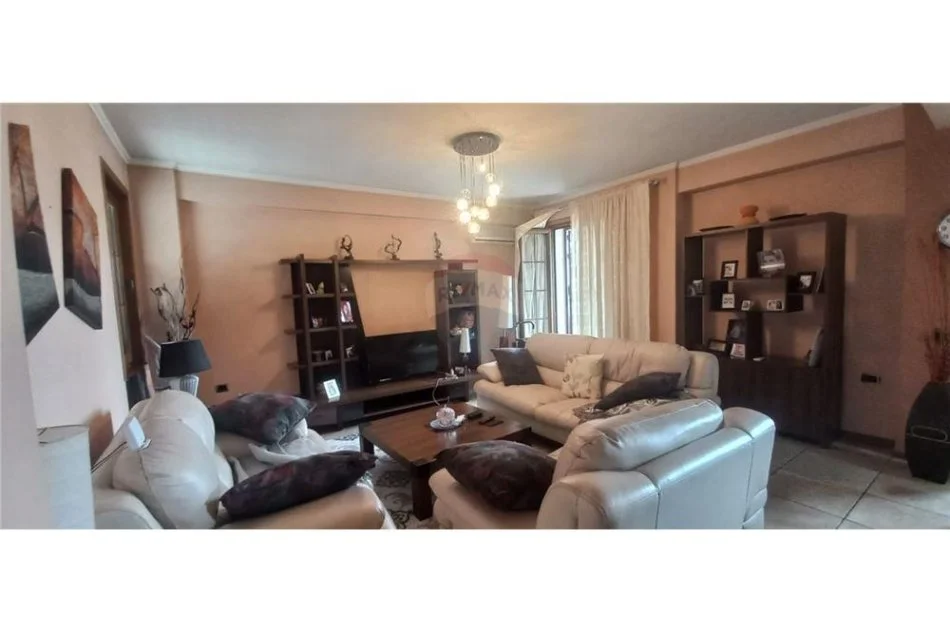 Tirane, jepet me qera apartament 1+1 , 102 m² 550 € (Qender - Rruga Mine Peza)