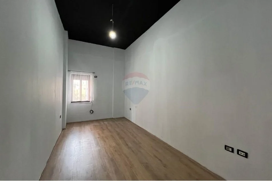 Tirane, jepet me qera 3+1 , 450 € (Bllok)