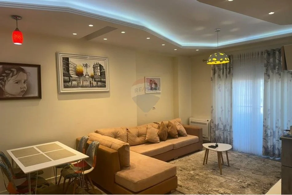 Tirane, jepet me qera apartament 1+1+Aneks+Ballkon , 78 m² 750 € (Prane Kristal Center - Komuna e Parisit)