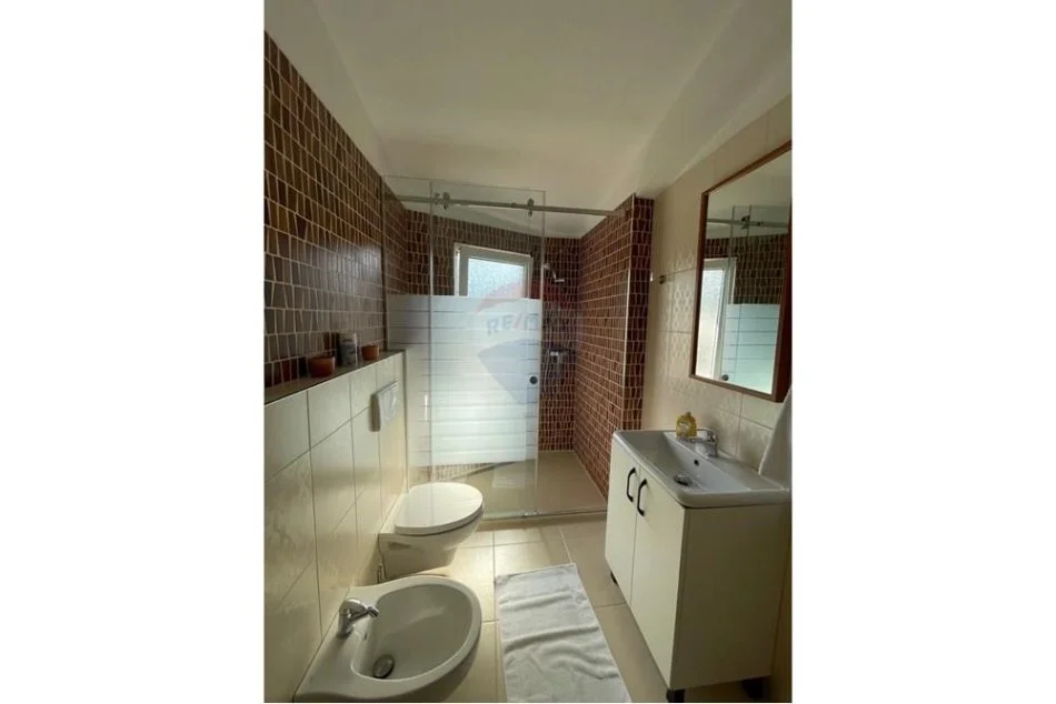 Tirane, jepet me qera 3 Katshe , 600 m² 5.000 € (Liqeni i Thate)