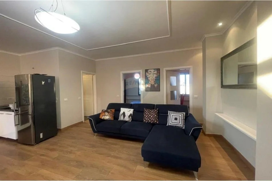 Tirane, jepet me qera apartament 2+1 Kati 8, 90 m² 650 € (KOMUNA E PARISIT)