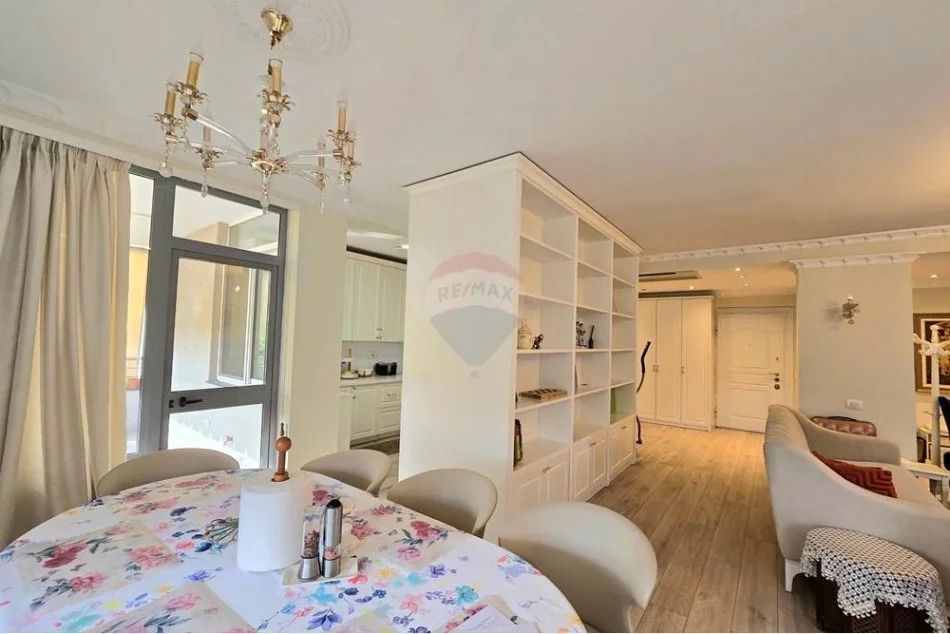 Tirane, jepet me qera apartament 4+1 Kati 3, 240 m² 2.800 € (Qendër, Shqipëri)