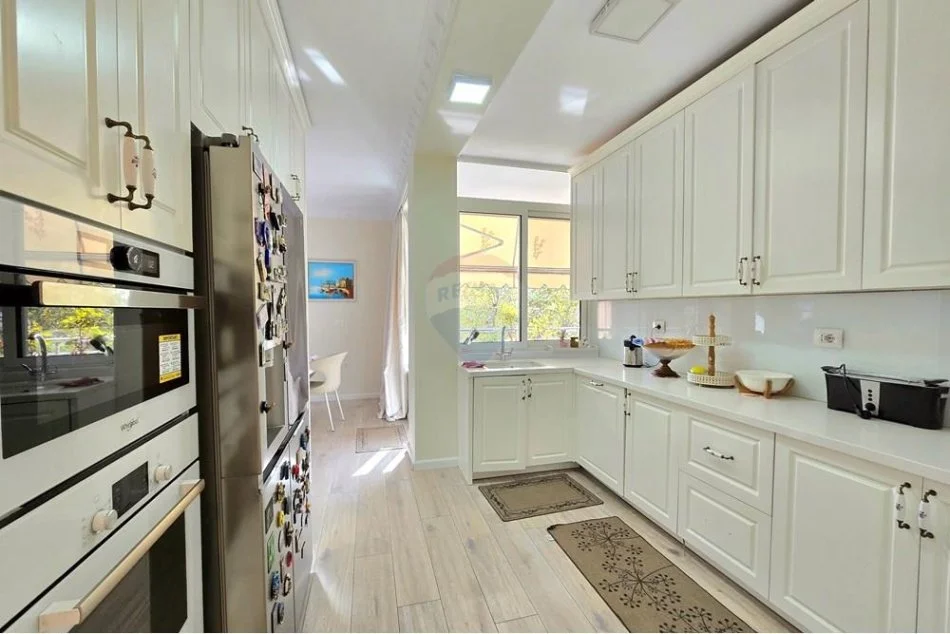 Tirane, jepet me qera apartament 4+1 Kati 3, 240 m² 2.800 € (Qendër, Shqipëri)