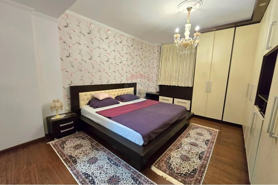 Tirane, jepet me qera apartament 4+1 Kati 3, 240 m² 2.800 € (Qendër, Shqipëri)
