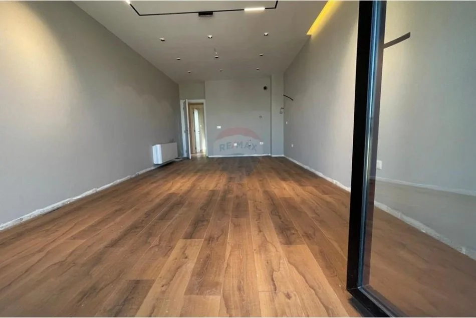 Tirane, jepet me qera zyre Kati 11, 114 m² 700 € (farmacia 10)