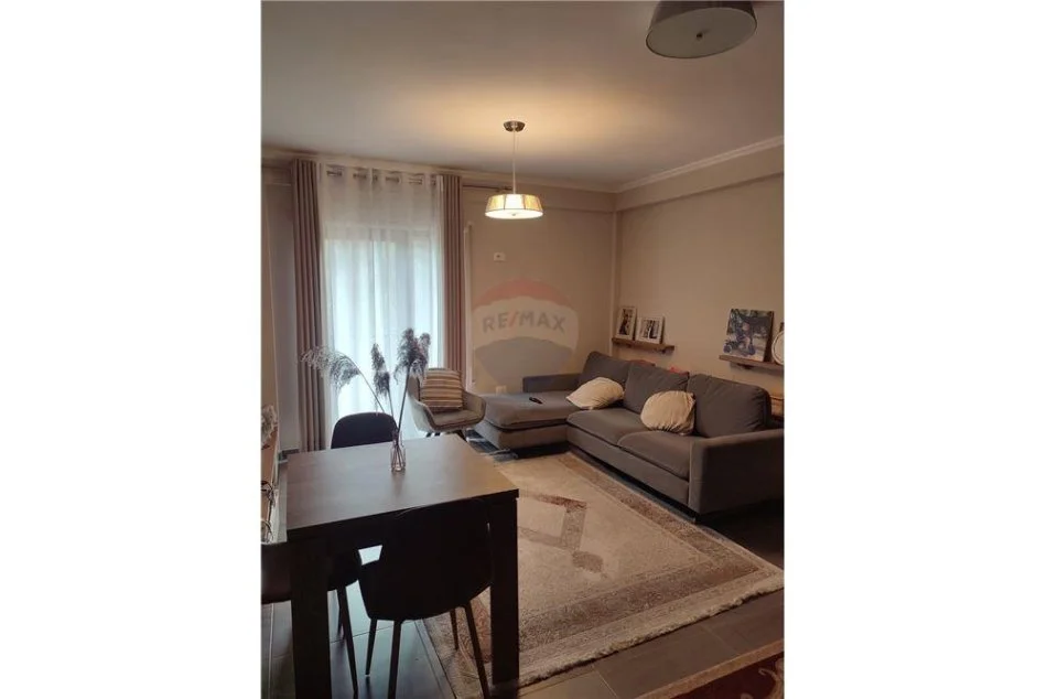Tirane, jepet me qera apartament 2+1 , 550 m² (Kopshti Botanik)