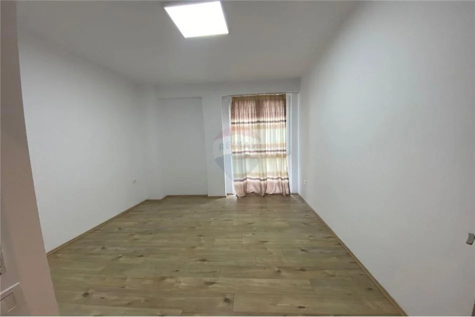 Tirane, jepet me qera zyre Kati 3, 90 m² 700 € (Sali Butka - Rruga e Kavajës, Shqipëri)