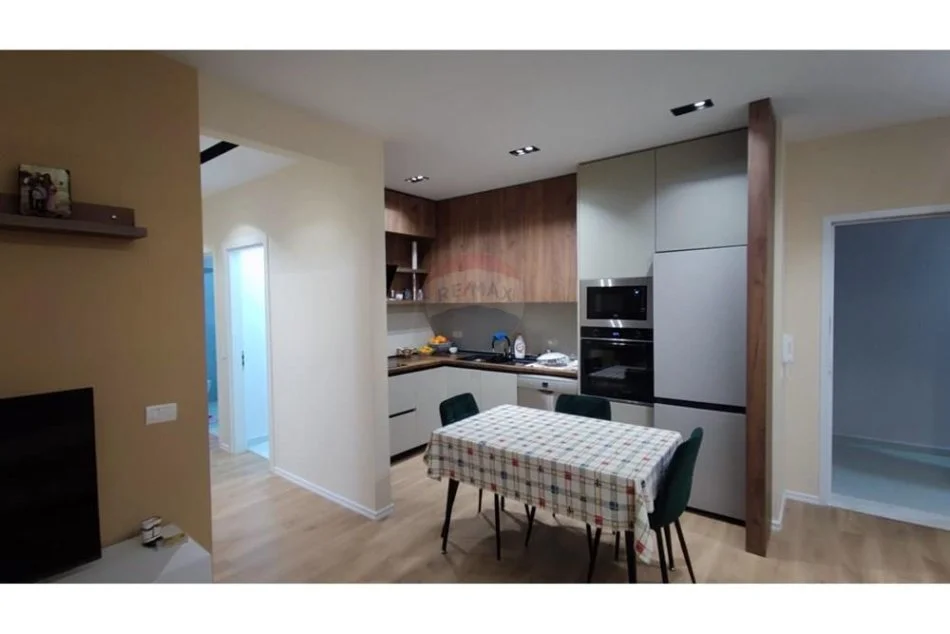 Tirane, jepet me qera apartament 3+1 Kati 3, 90 m² 800 € (ne Don Bosko perballe Gjykates Administrative.)