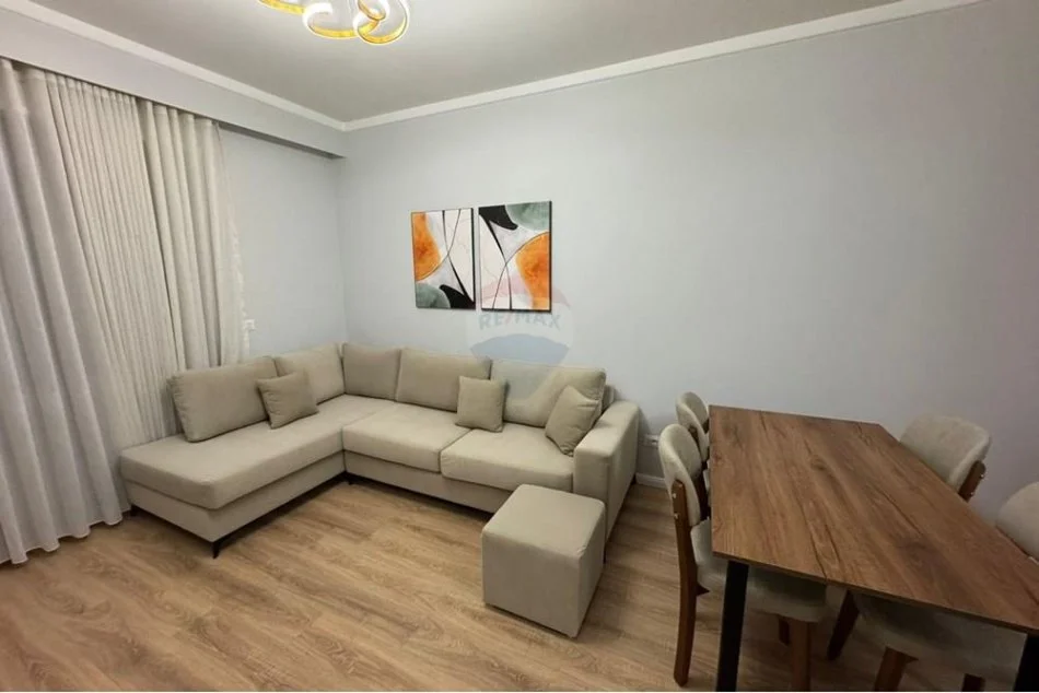 Tirane, jepet me qera apartament 2+1 Kati 4, 90 m² 650 € (APARTAMENT 2+1+2 ME QIRA TEK BULEVARDIT E RI!)