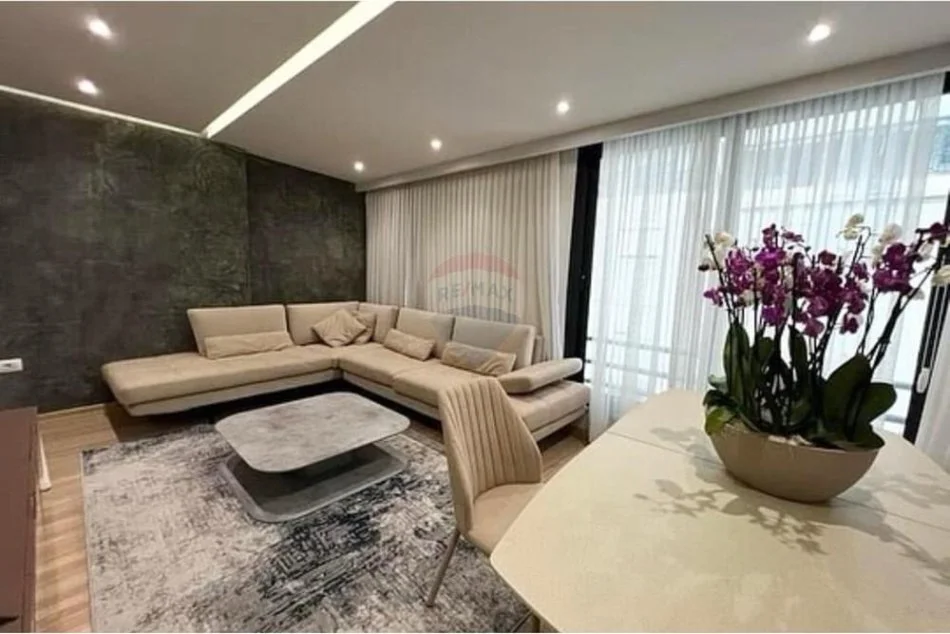 Tirane, jepet me qera apartament 2+1 , 110 m² 1.000 € (Pazari i Ri - Rruga e Barrikadave)