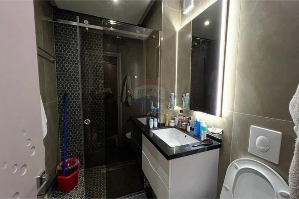 Tirane, jepet me qera 2+1+Ballkon , 1.000 € (Rruga e Barrikadave)