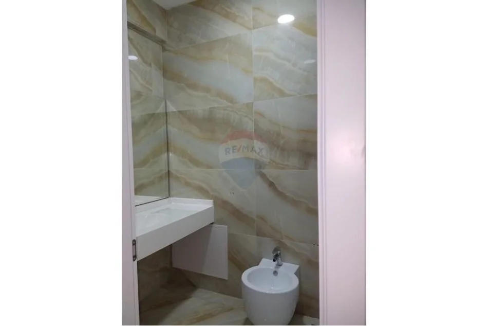 Tirane, jepet me qera zyre Kati 4, 115 m² 1.000 € (Myslym Shyri)