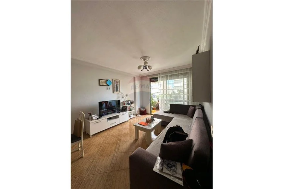 Tirane, jepet me qera apartament 2+1 , 100 m² 700 € (Rruga Skender Luarasi - Komuna e Parisit, Shqipëri)