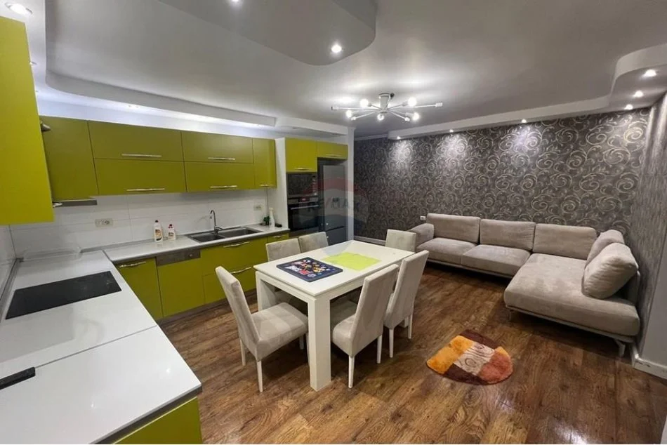 Tirane, jepet me qera apartament 3+1 Kati 5, 110 m² 700 € (21 Dhjetori, Shqipëri)