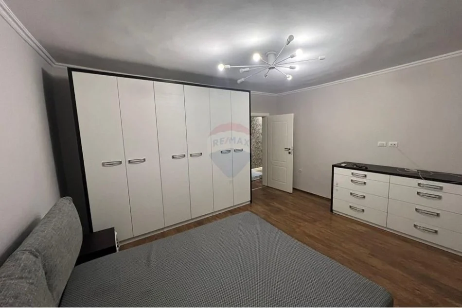 Tirane, jepet me qera apartament 3+1 Kati 5, 110 m² 700 € (21 Dhjetori, Shqipëri)