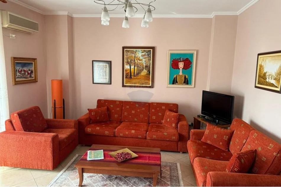 Tirane, jepet me qera apartament 1+1 , 800 € (Qender)
