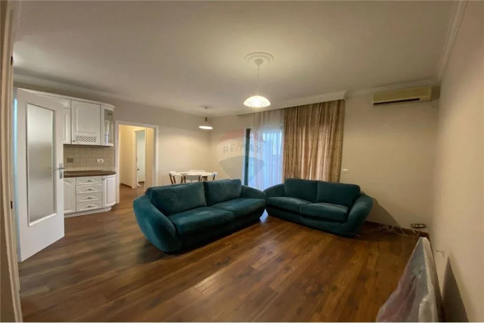 Tirane, jepet me qera apartament 2+1 , 1.300 € (Bllok)