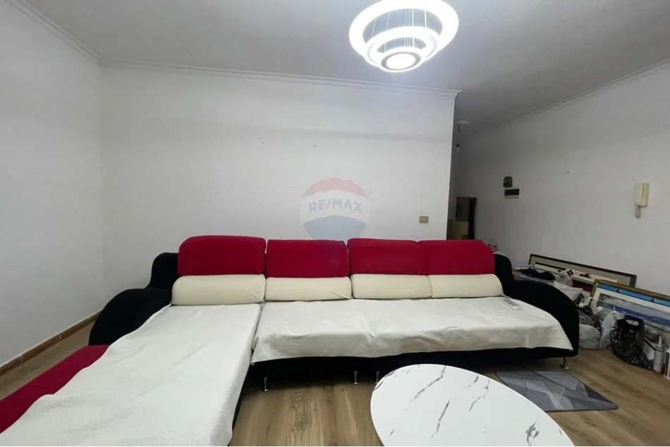 Tirane, jepet me qera apartament 1+1 , 650 € (Komuna e Parisit)