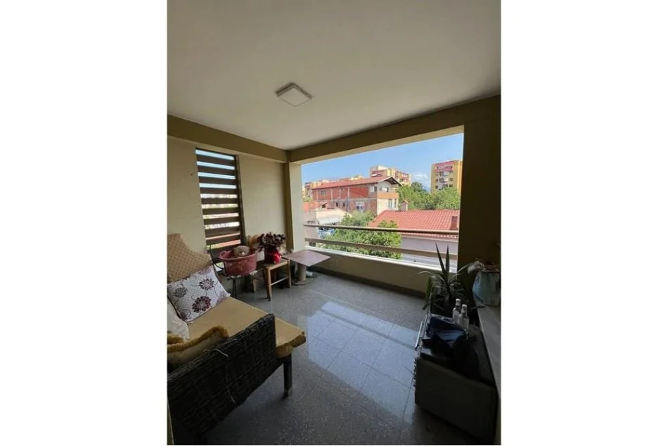 Tirane, jepet me qera apartament 1+1 , 420 € (Fusha e Aviacionit)