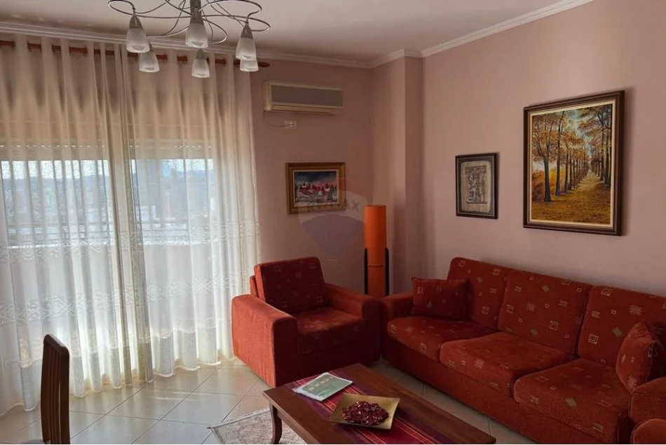 Tirane, jepet me qera apartament 1+1 , 75 m² 900 € (Qendër)