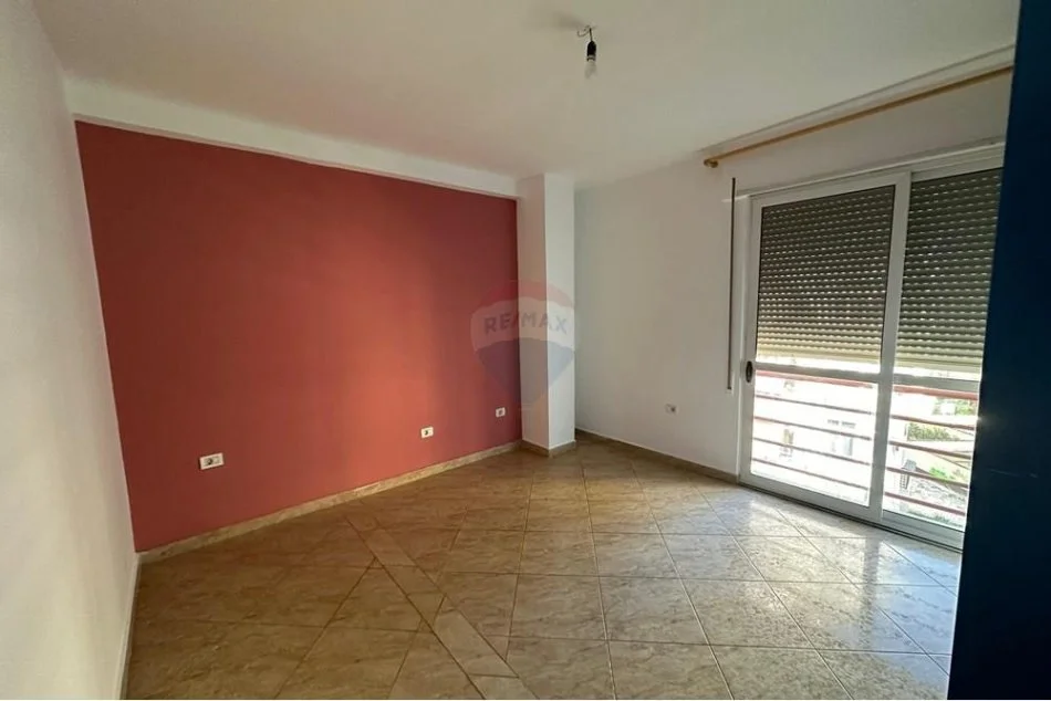 Tirane, jepet me qera 2+1 , 550 € (Komuna e Parisit)