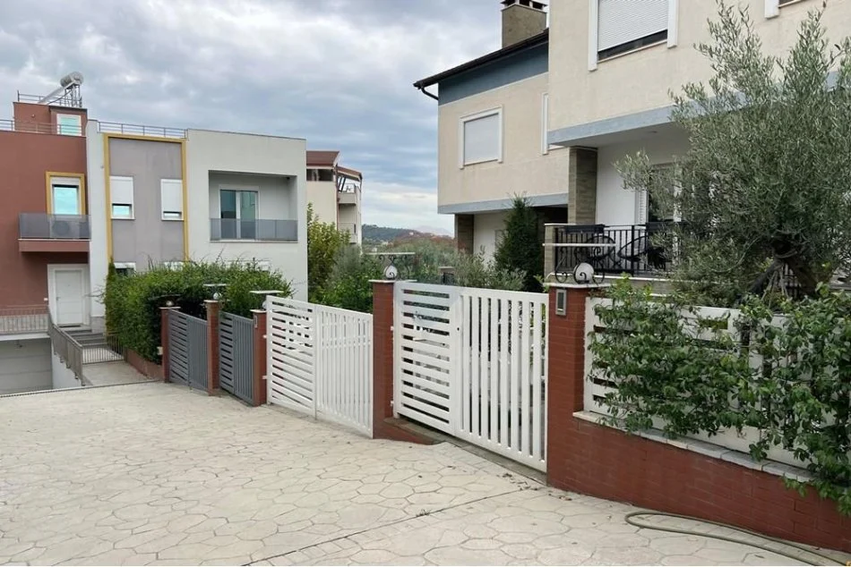 Tirane, jepet me qera Vile , 1.800 € (prane Teg)