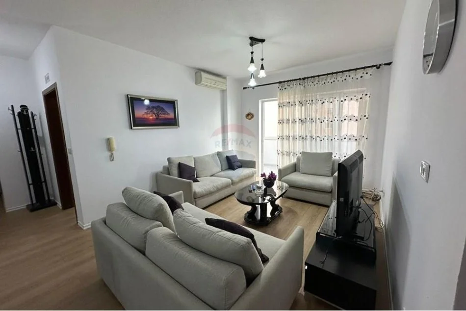 Tirane, jepet me qera apartament 2+1 , 800 € (Stadiumi Dinamo)