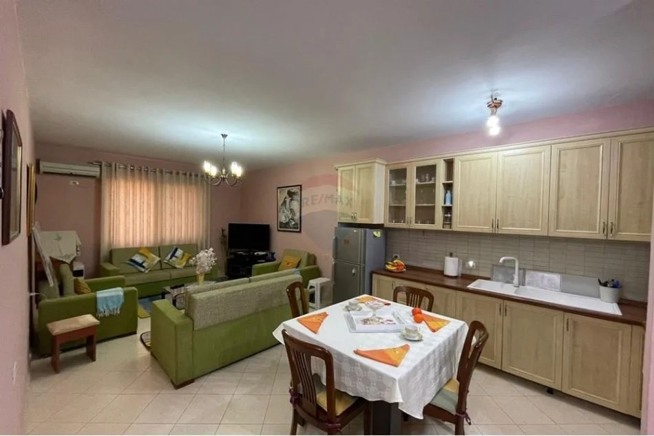 Tirane, jepet me qera apartament 1+1 , 450 € (Astir)