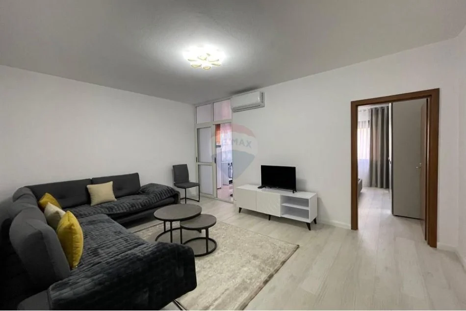 Tirane, jepet me qera apartament 1+1 , 680 € (Komuna e Parisit)