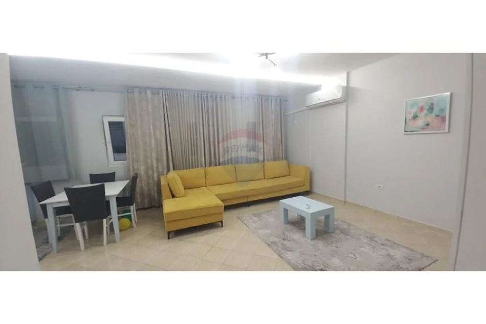 Tirane, jepet me qera apartament 2+1 , 650 € (Komuna e Parisit)