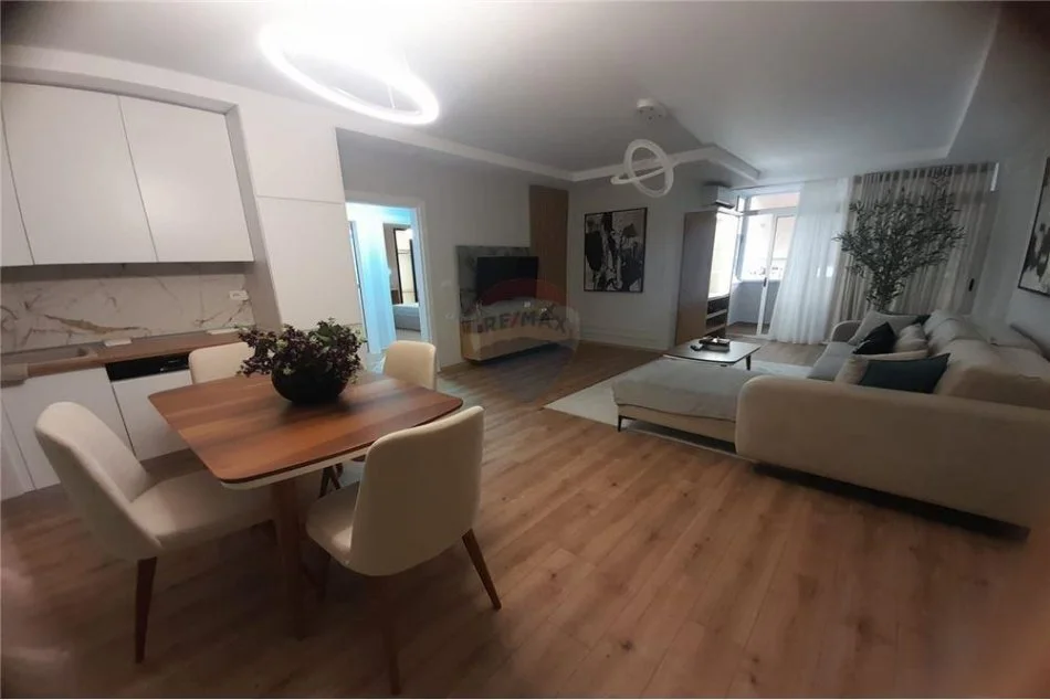 Tirane, jepet me qera apartament 2+1 , 1.000 € (Komuna e Parisit)