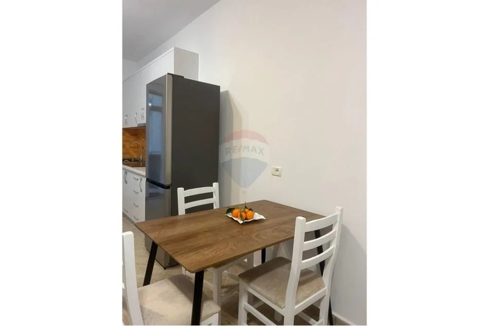 Tirane, jepet me qera apartament 2+1 , 800 € (21 Dhjetori)